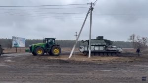 Read more about the article Keine Aussaat dafür Kriegsbeute: Ukrainische Bauern klauen mit Traktor Panzer