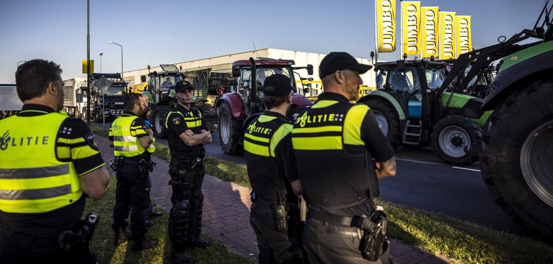 You are currently viewing In Holland geht es zur Sache – Nach Schüssen auf Trecker Proteste vor Polizeistation – RLV verurteilt Gewalt